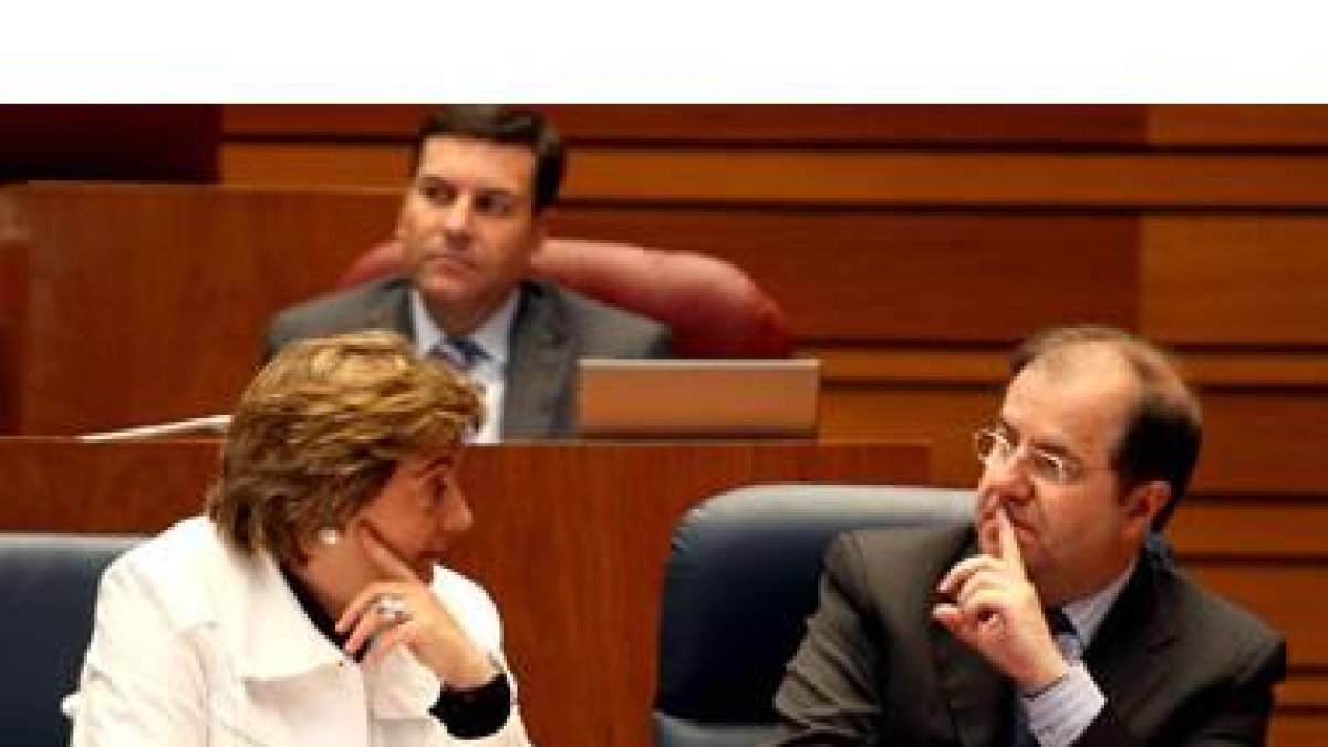 La consejera María Jesús Ruiz y el presidente Juan Vicente Herrera, en un momento del Pleno de las C
