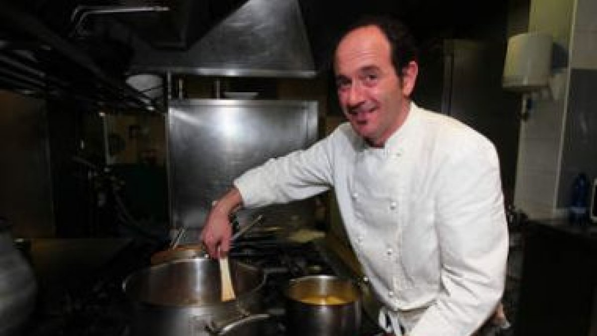 Ricardo Martiartu en los fogones del Restaurante Brasas.