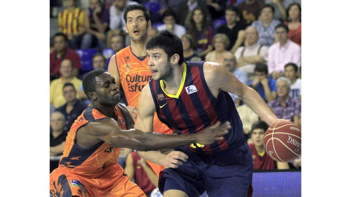 El Barcelona tuvo que emplearse a fondo ante el Valencia.