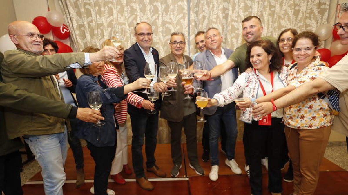 Los socialistas celebran haber vuelto a ganar las elecciones en Ponferrada. L. DE LA MATA