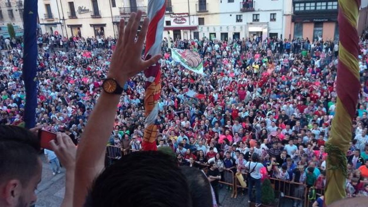 Los jugadores reciben desde el balcón del Ayuntamiento de San Marcelo el homenaje de la afición de León.