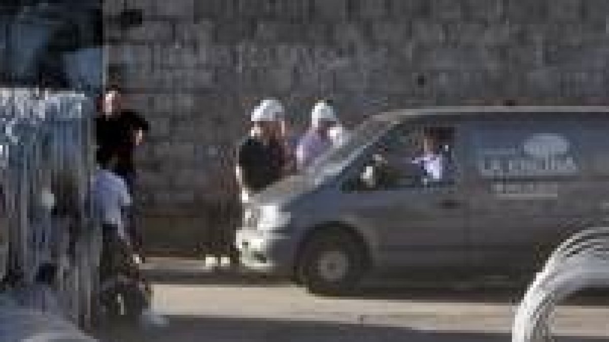 La funeraria abandona el lugar de la acería de Roldán en la que se produjo el accidente mortal