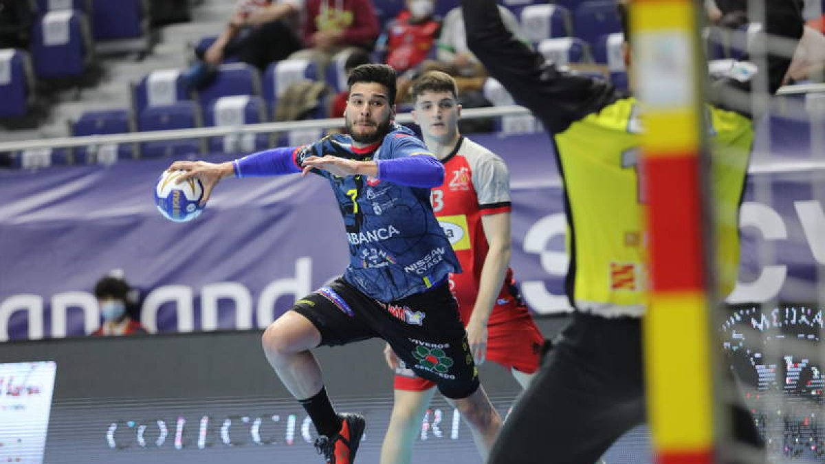 Natán Suárez, durante un lanzamiento a portería en el partido frente al Huesca que alzó el telón a la Copa del Rey en el Wizink Center de Madrid. EDUARDO ÁGREDA