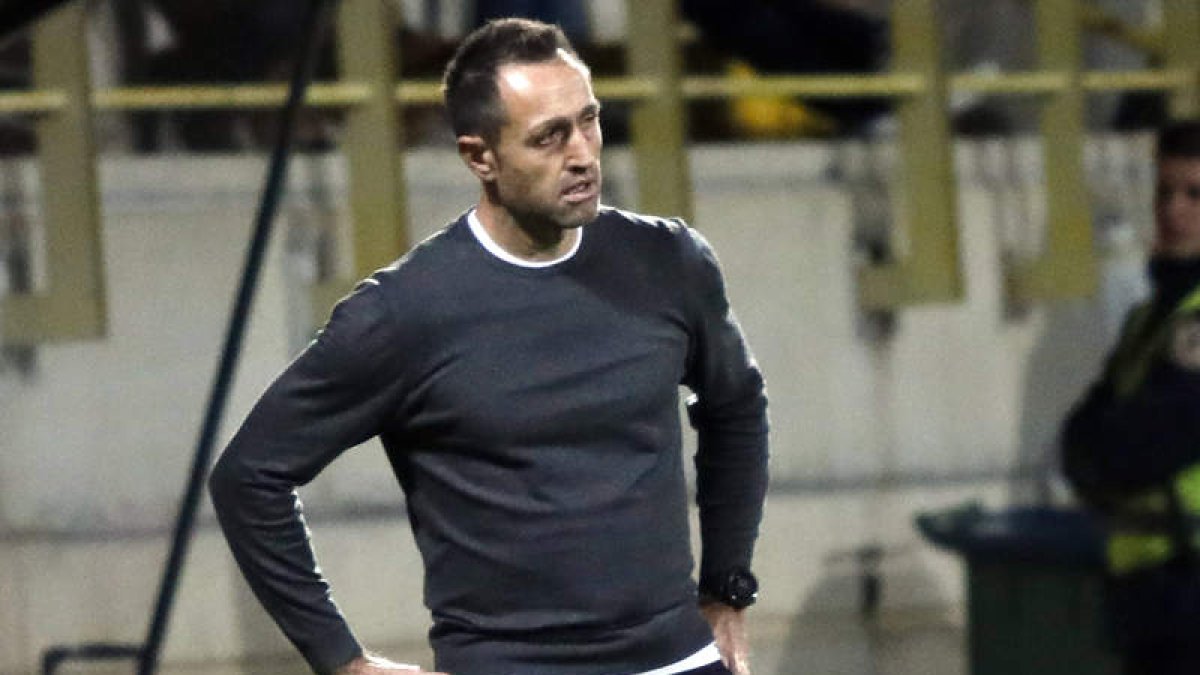 José Aira considera que la tensión y la capacidad de concentración de su equipo serán hoy claves frente al Yeclano. MARCIANO PÉREZ