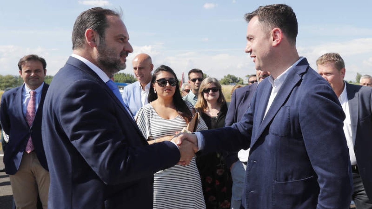 Ábalos, junto a Alfonso Cendón, durante la apertura del segundo tramo de la A-60. JESÚS F. SALVADORES