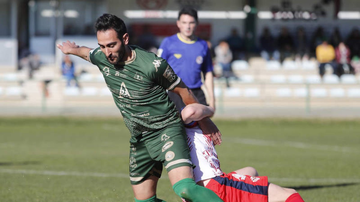Roberto Puente continúa siendo el seguro de gol del conjunto maragato. JESÚS F. SALVADORES