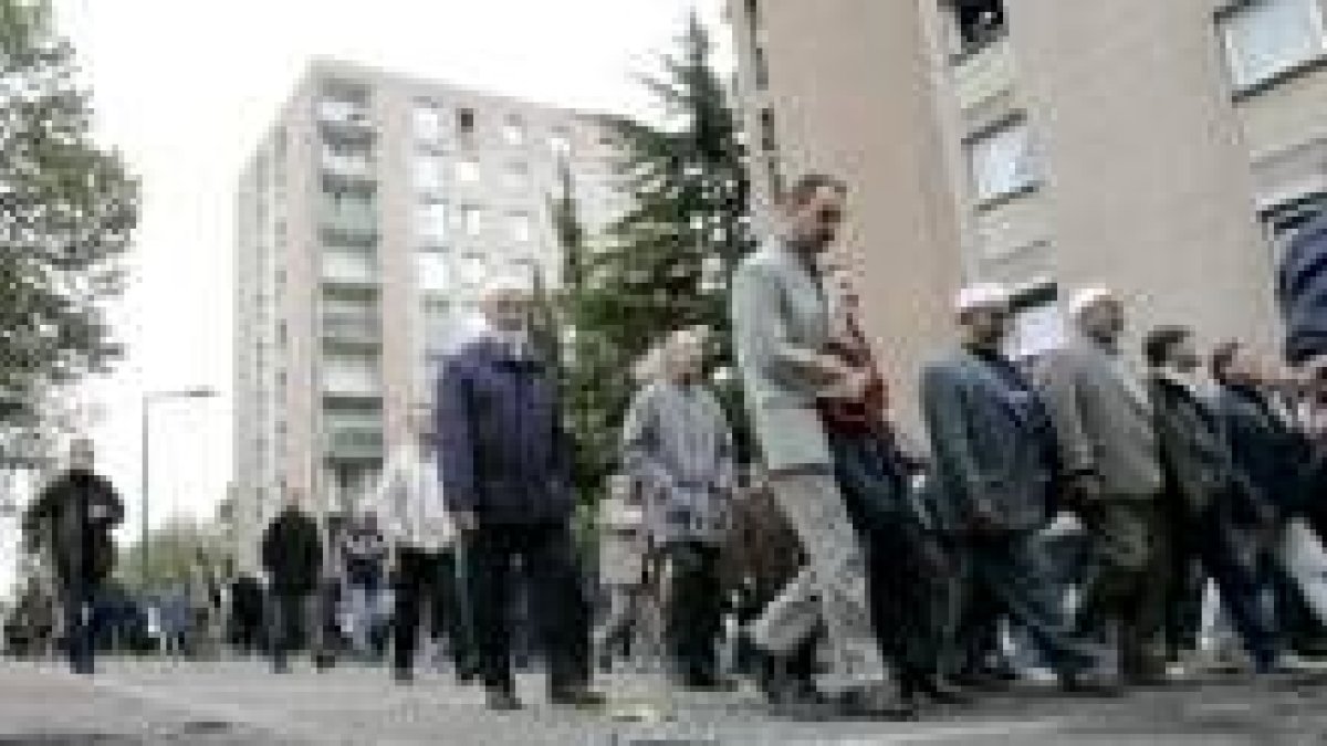 Vecinos de Aulnay-sous-Bois marchan en manifestación pacífica sobre los cascotes de la revuelta