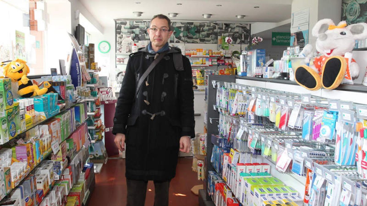 El farmacéutico Jesús Izquierdo fue maniatado por el ladrón en su farmacia en Eras.