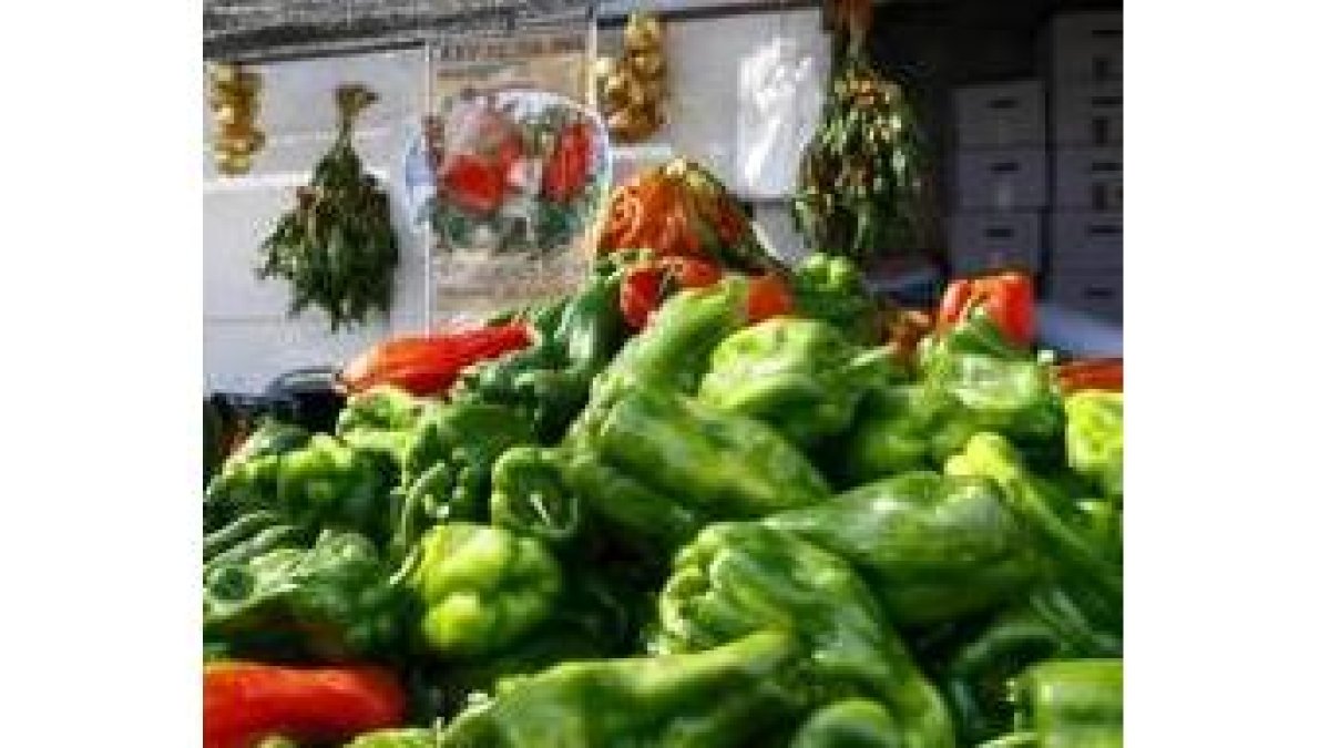Los puestos feriales exhiben los famosos pimientos de Fresno