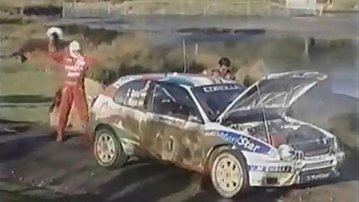 Sainz y Moya, junto al Toyota averiado, a escasos 500 metros de la meta.