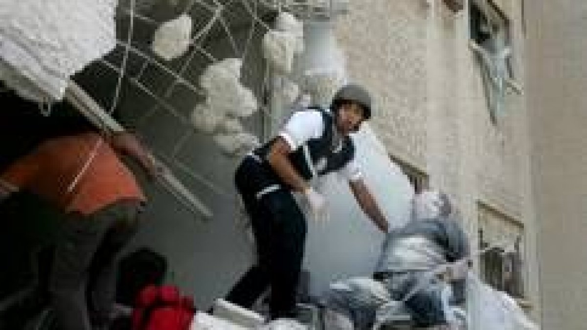 La unidad de rescate ayuda a un hombre gravemente herido tras impacto de un cohete en Haifa