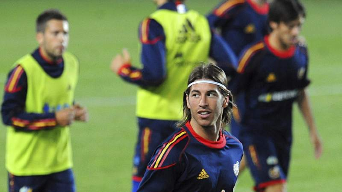 Sergio Ramos, con Jordi Alba y Silva al fondo, durante el entrenamiento de la selección en Praga.