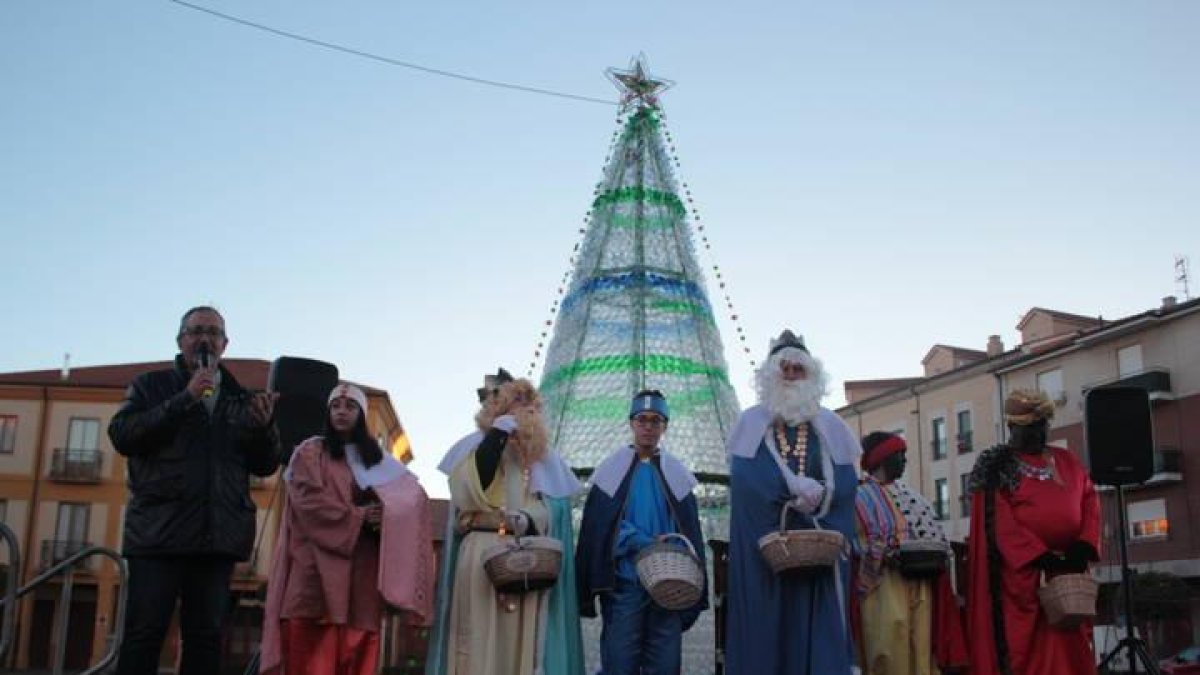 Los Reyes, acompañados de sus pajes, en la plaza de Veguellina de Órbigo.