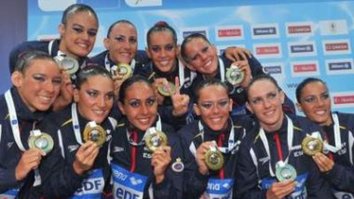 Las nadadoras de la selección española posan con sus medallas de plata.