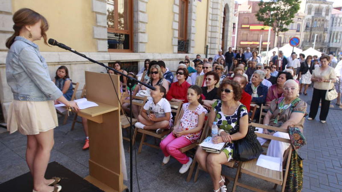 Los galardonados en el concurso de Cuentos y Poesía recitan sus obras al público .