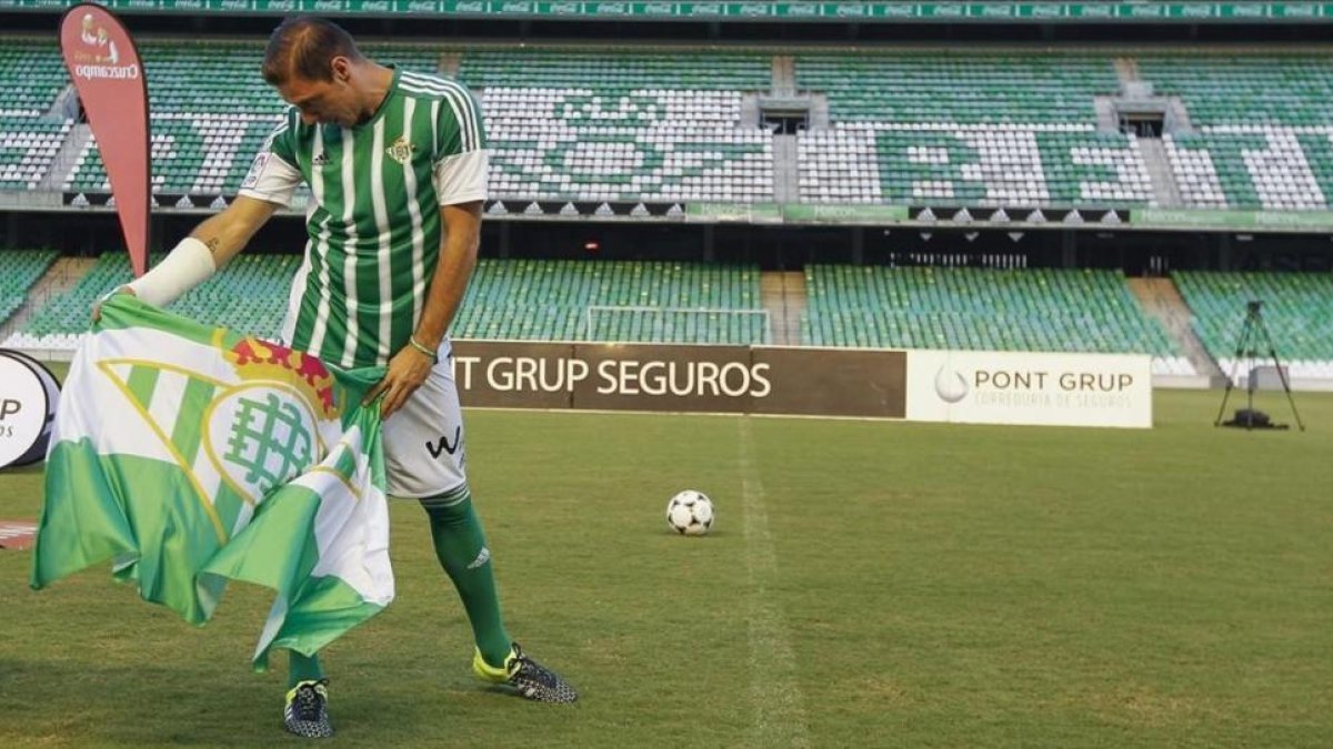 El extremo derecho Joaquin Sanchez  uno de los idolos de la aficion betica, en el Benito Villamarín.