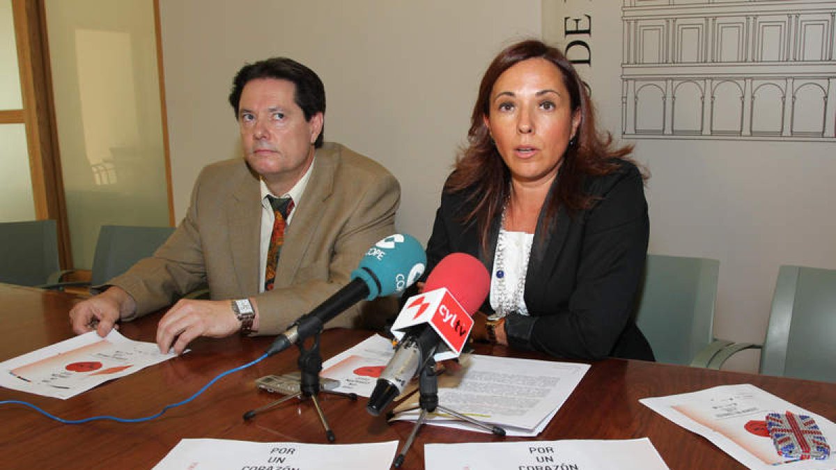 El doctor Estéban García y la concejala en la presentación.