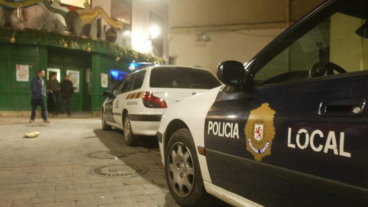 Imagen de archivo de una dotación de la Policía Local realizando una tarea de investigación en el barrio Húmedo.