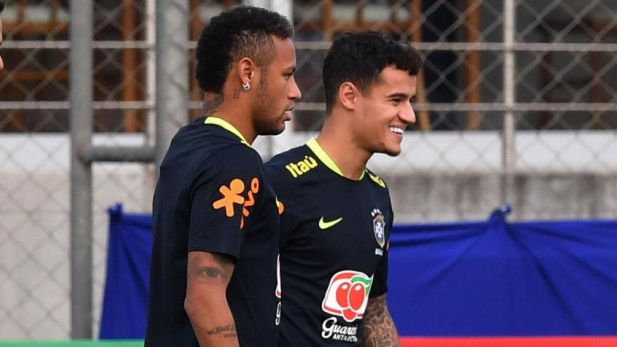 Neymar y Coutinho, en el entrenamiento de la selección brasileña en Porto Alegre.