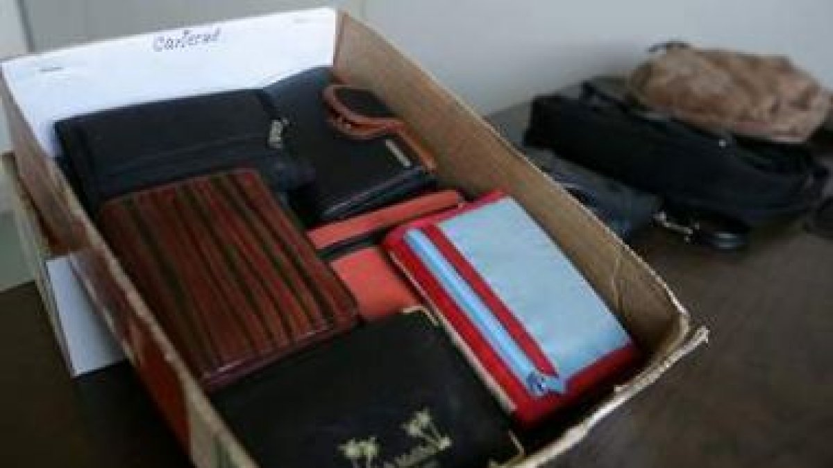 Algunas de las carteras que llegan a la oficina de objetos perdidos de la Policía Local.