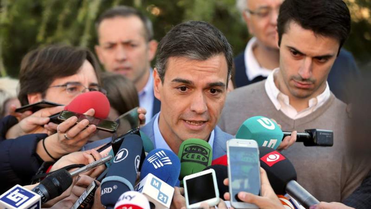 El presidente del Gobierno en funciones, Pedro Sánchez, atiende a los periodistas. EMILIO NARANJO