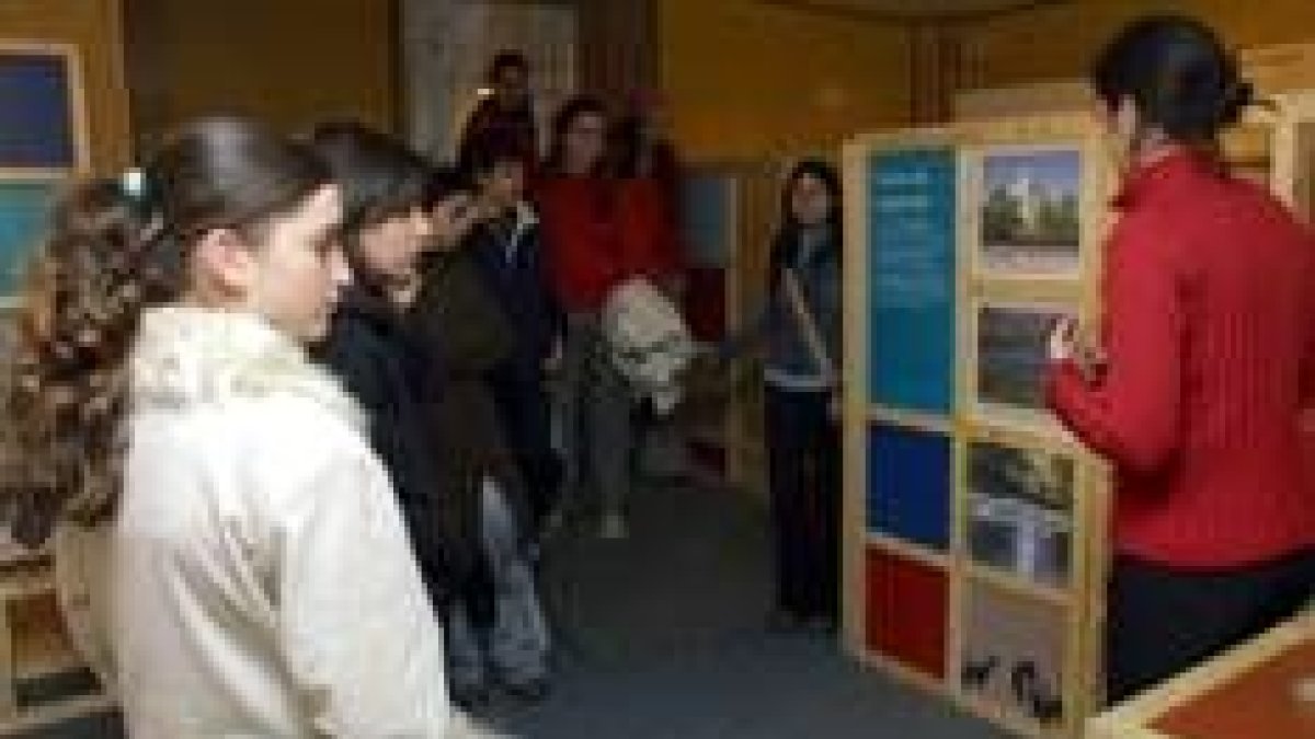 Un grupo de estudiantes, visitando el autobús de «Mira Suiza», instalado en Fernando Miranda