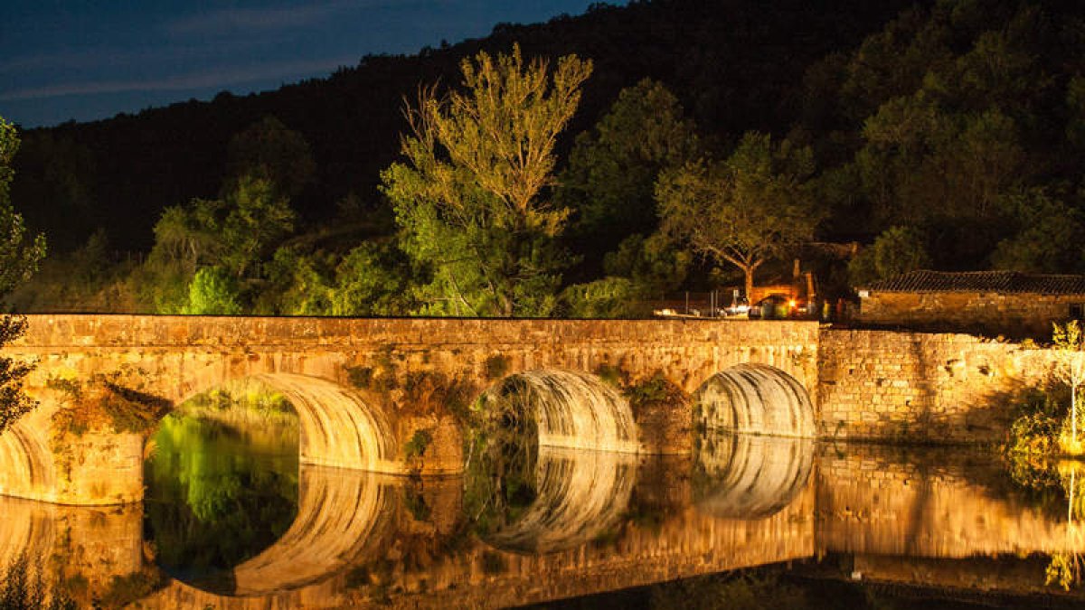 El Puente del Mercadillo sobre el Esla, en Cistierna, que forma parte de la ruta del Camino Vadiniense. FOTOLUISMA