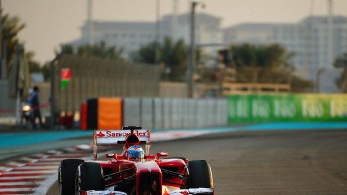 Fernando Alonso, durante los entrenamientos libres en el circuito de Yas Marina.
