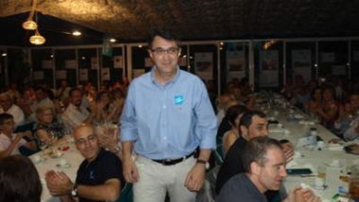 El alcalde de Valencia de Don Juan, Juan Martínez Majo, se dirige al estrado en el homenaje.