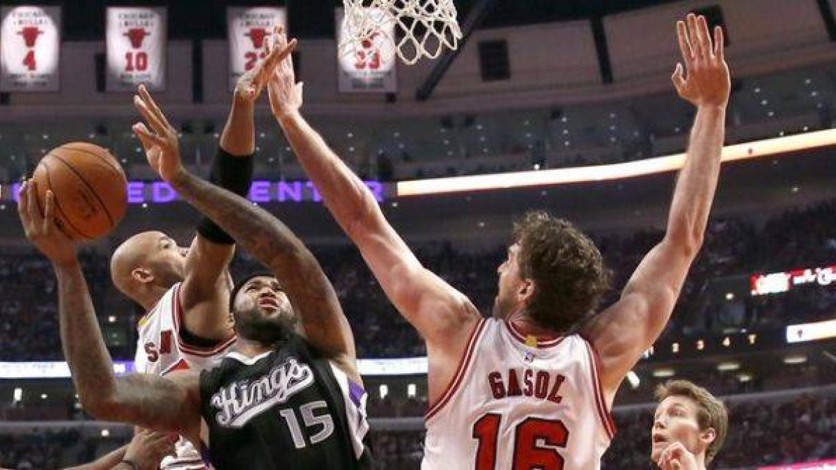 Pau Gasol defiende el ataque de Cousins.