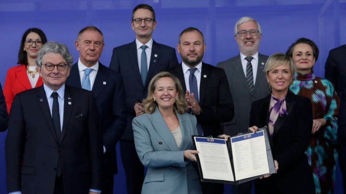 Nadia Calviño y Carme Artigas, en la cumbre europea de León. FERNANDO OTERO