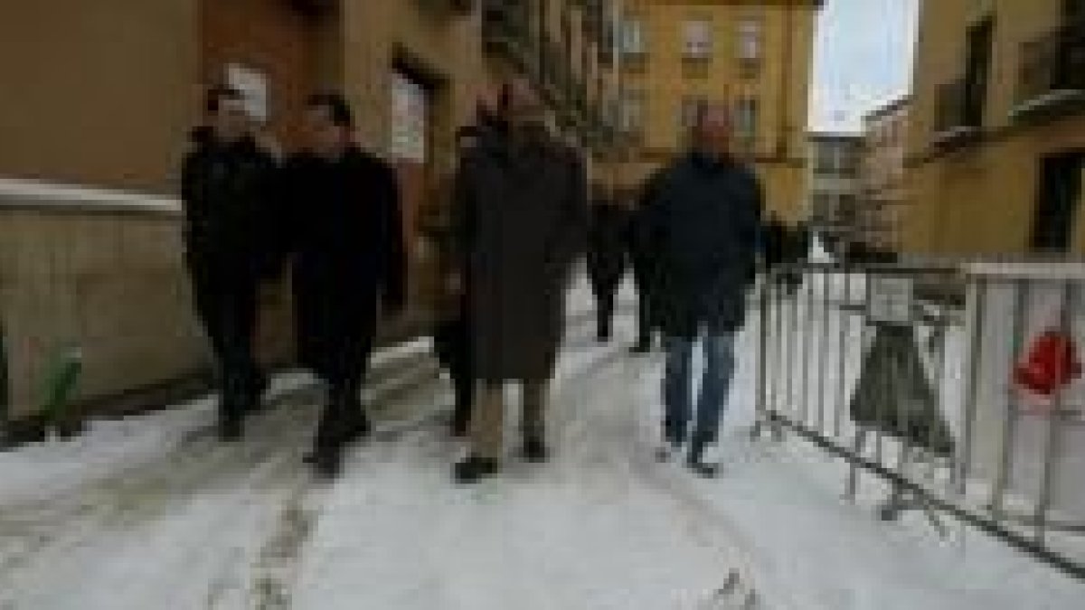 El alcalde recorrió ayer varias calles del barrio de Santa Marina para comprobar los trabajos