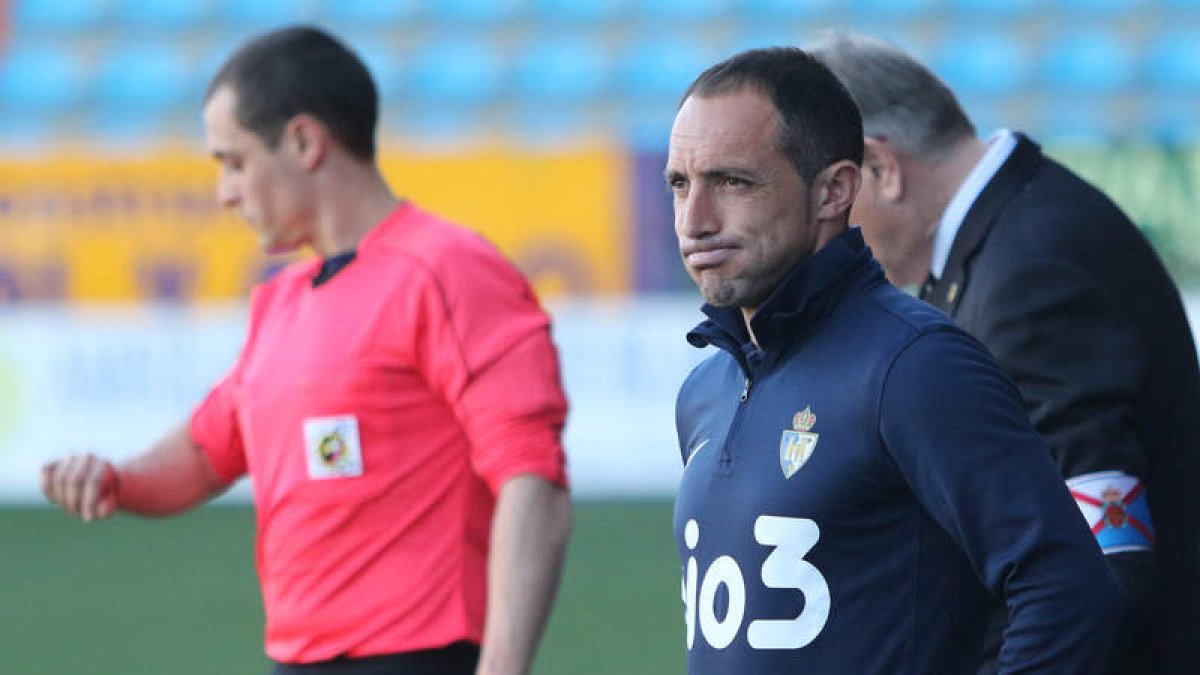 Munitis, preocupado en el partido de ayer poco antes de presentar su dimisión. L. DE LA MATA