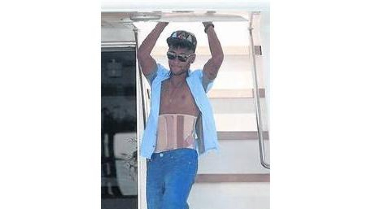 Neymar, en un yate, con el corsé ortopédico que debe llevar por su lesión. Al lado, el azulgrana y su grupo de amigos, en una foto que él mismo colgó en su cuenta de Twitter.