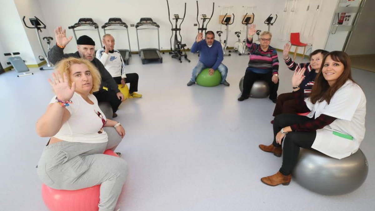 Un grupo de personas de la residencia de la Fundación Alfaem Salud Mental realizan actividades físicas.