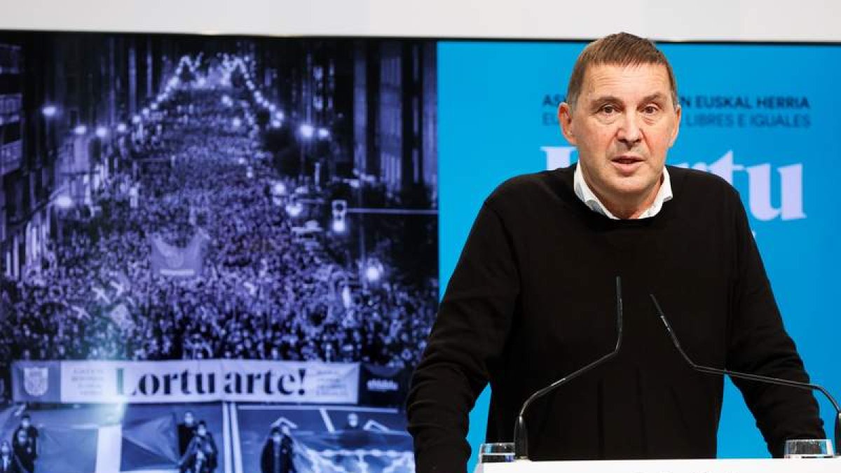 El coordinador general de EH, Arnaldo Otegi, ayer, durante su anuncio. JAVIER ETXEZARRETA