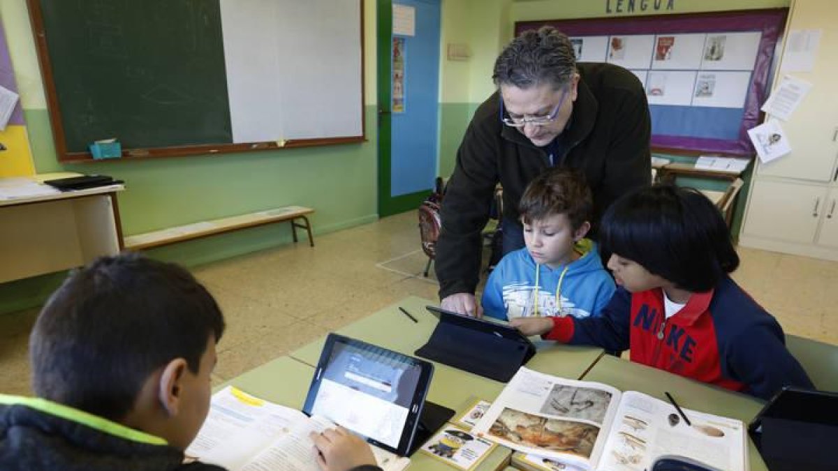 Un profesor da una clase en León a niños con tablets