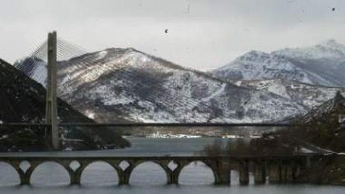 Obstáculos como la AP-66 o el puente de Barrios de Luna dificultan el contacto entre poblaciones