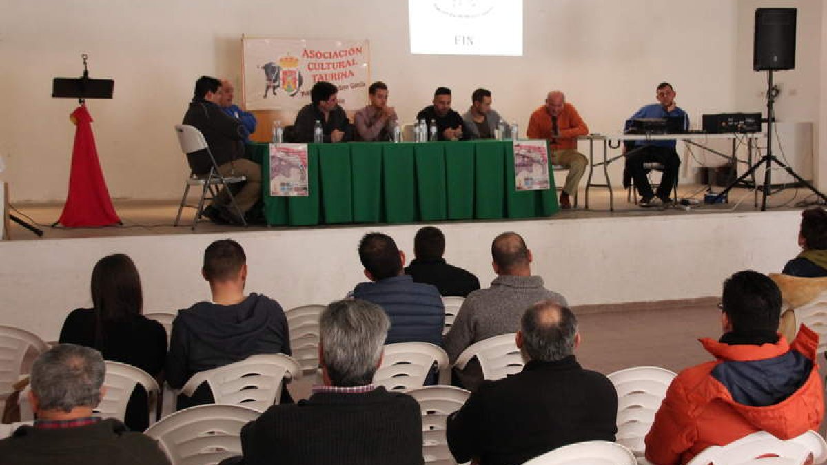 Imagen del coloquio celebrado ayer, que contó con los mejores recortadores de España. DL