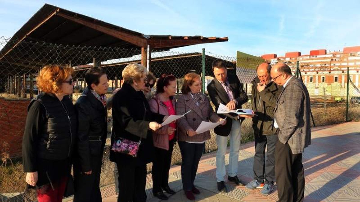 Los concejales Baza y Tocino explican a los vecinos de la zona las posibilidades para los espacios. DL