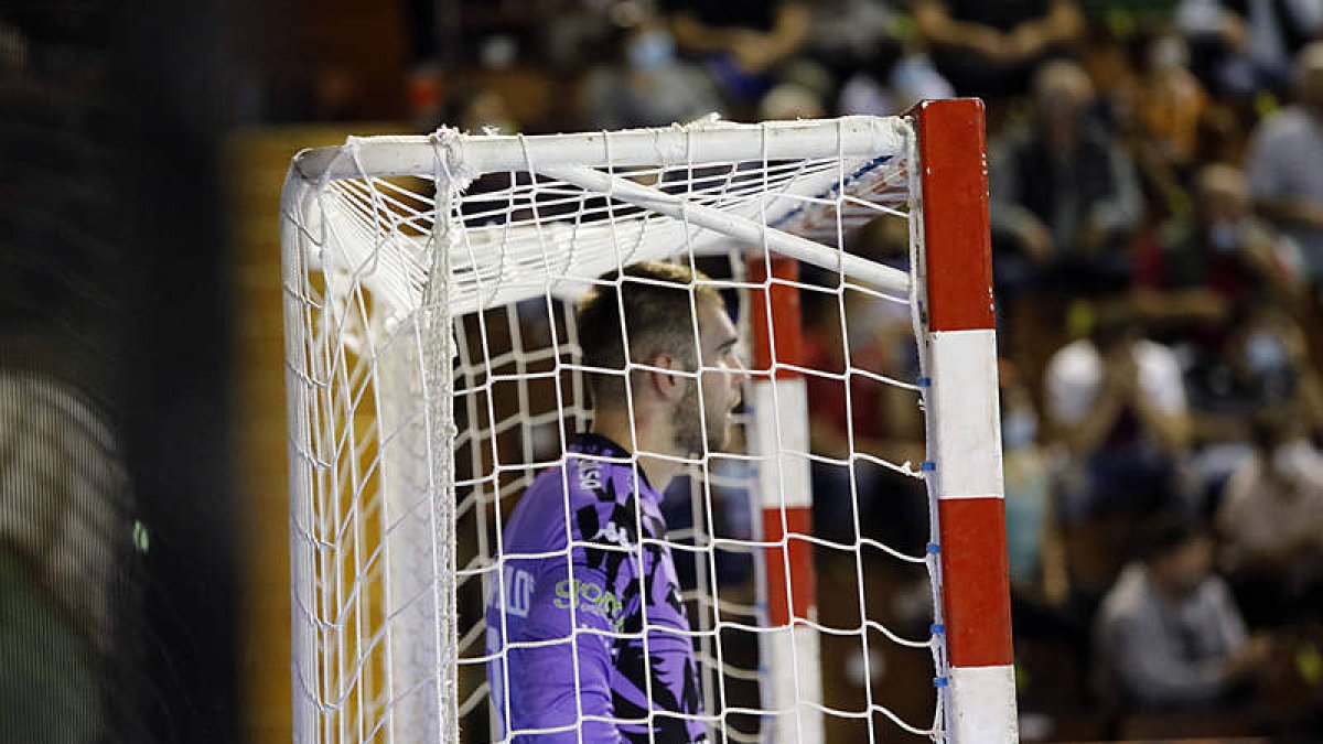 Papantonopoulos, durante uno de los partidos del Ademar frente al BM Logroño. MARCIANO PÉREZ