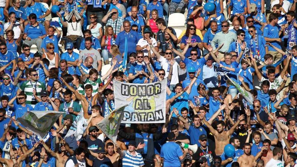 La marea azulona dio un colorido especial al estadio Reino de León
