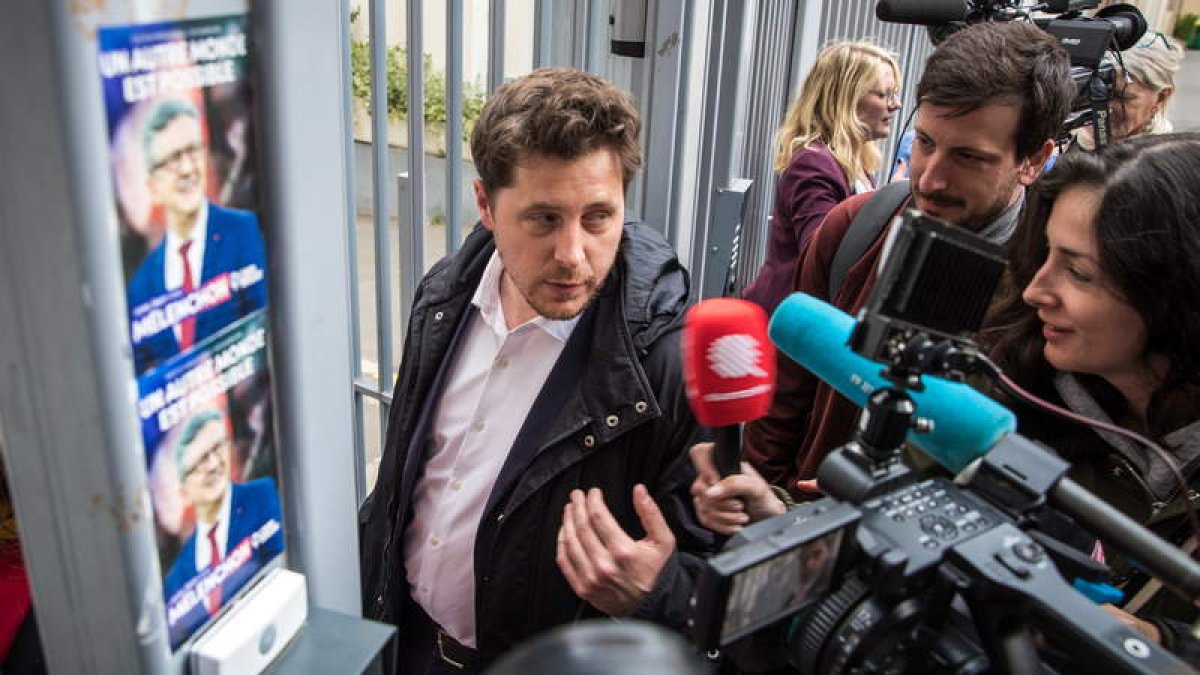 El líder de los Verdes, Julien Bayou, llega a la sede de La Francia Insumisa. CHRISTOPHE PETIT TESSON