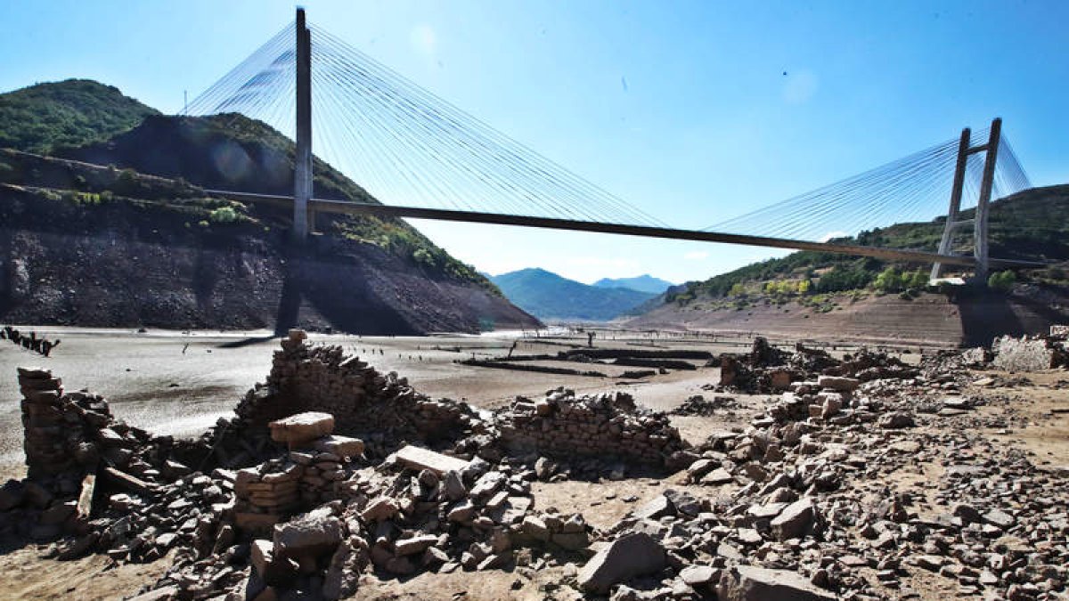 Imagen del pantano de Los Barrios de Luna que en 2017 se quedó prácticamente vacío. RAMIRO