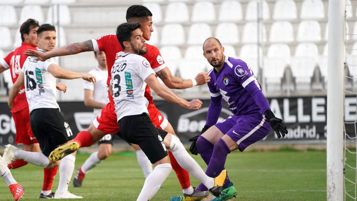 Momento en el que Hugo Rodríguez anota el gol del empate para la Cultural en El Plantío en el último minuto del añadido. CÉSAR MANSO