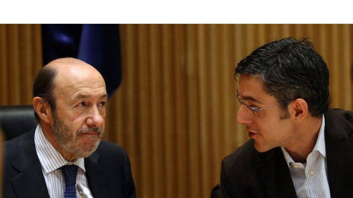 Eduardo Madina conversa con Rubalcaba, el pasado mayo, durante una reunión del grupo parlamentario socialista.