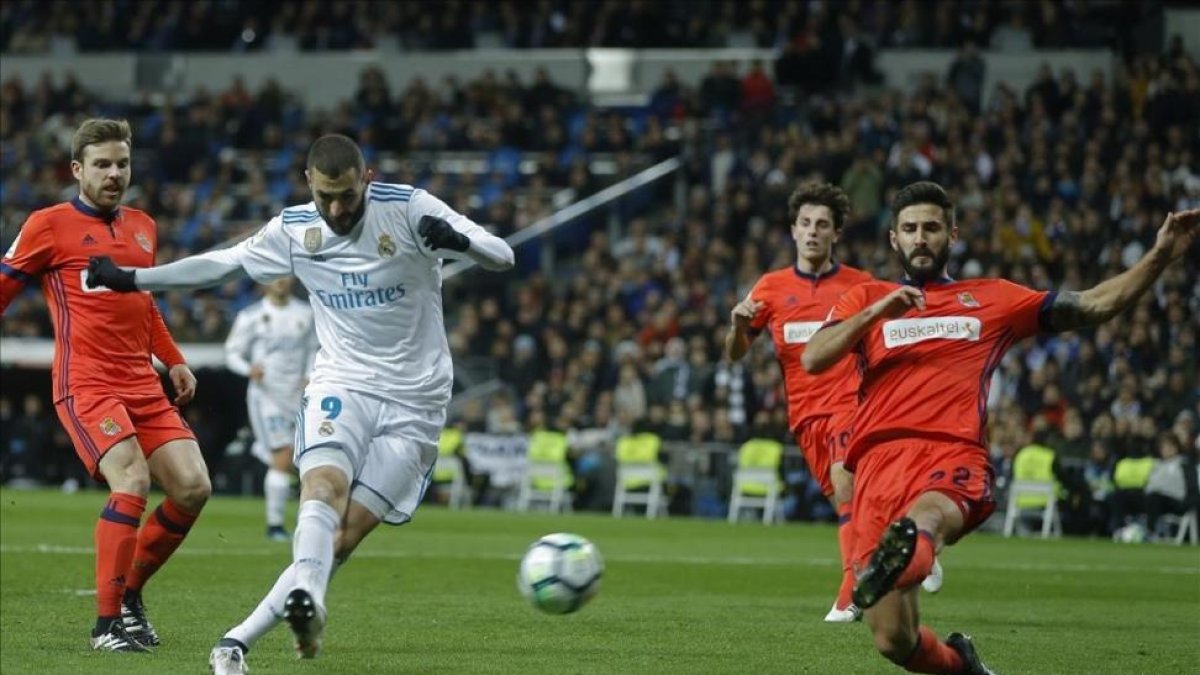 Benzema dispara a puerta con la oposición de Navas durante el partido contra la Real Sociedad.