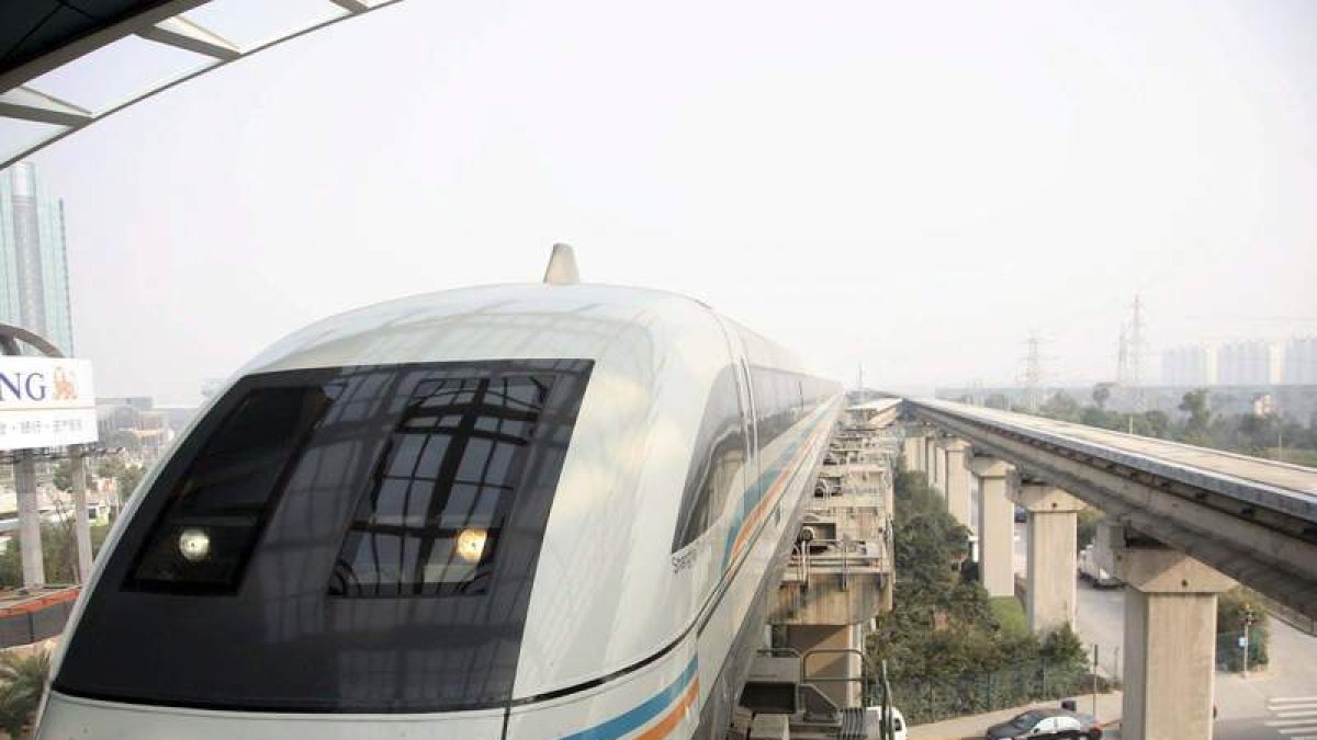 El tren de levitación magnética más rápido del mundo entra en la estación de Shanghai.