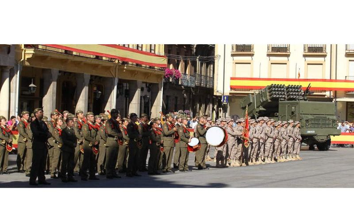 Los soldados recibieron el caluroso abrazo de sus familiares y vecinos en un acto que premió la labor que han realizado durante cinco meses en Afganistán.
