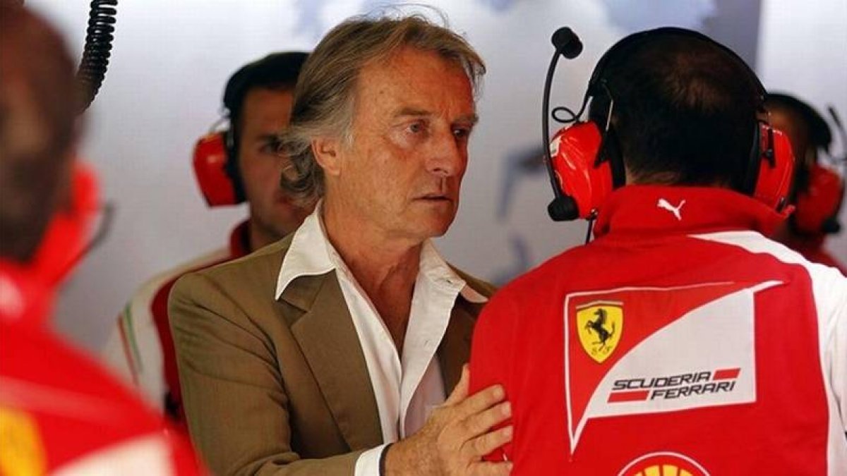El presidente de Ferrari, Luca di Montezemolo, saluda a los mecánicos de su equipo durante la primera sesión de entrenamientos libres del Gran Premio de España de Fórmula 1.
